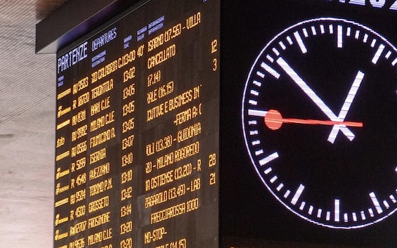treni cantieri estivi a raffica dall alta velocità a linee regionali tratte a rischio